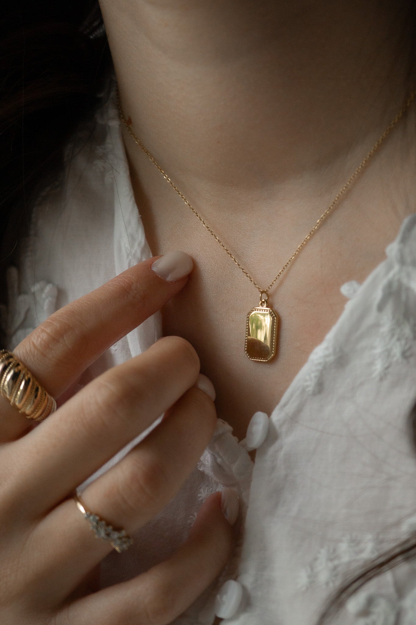 collier-acier-inoxydable-doré-gravure-suna