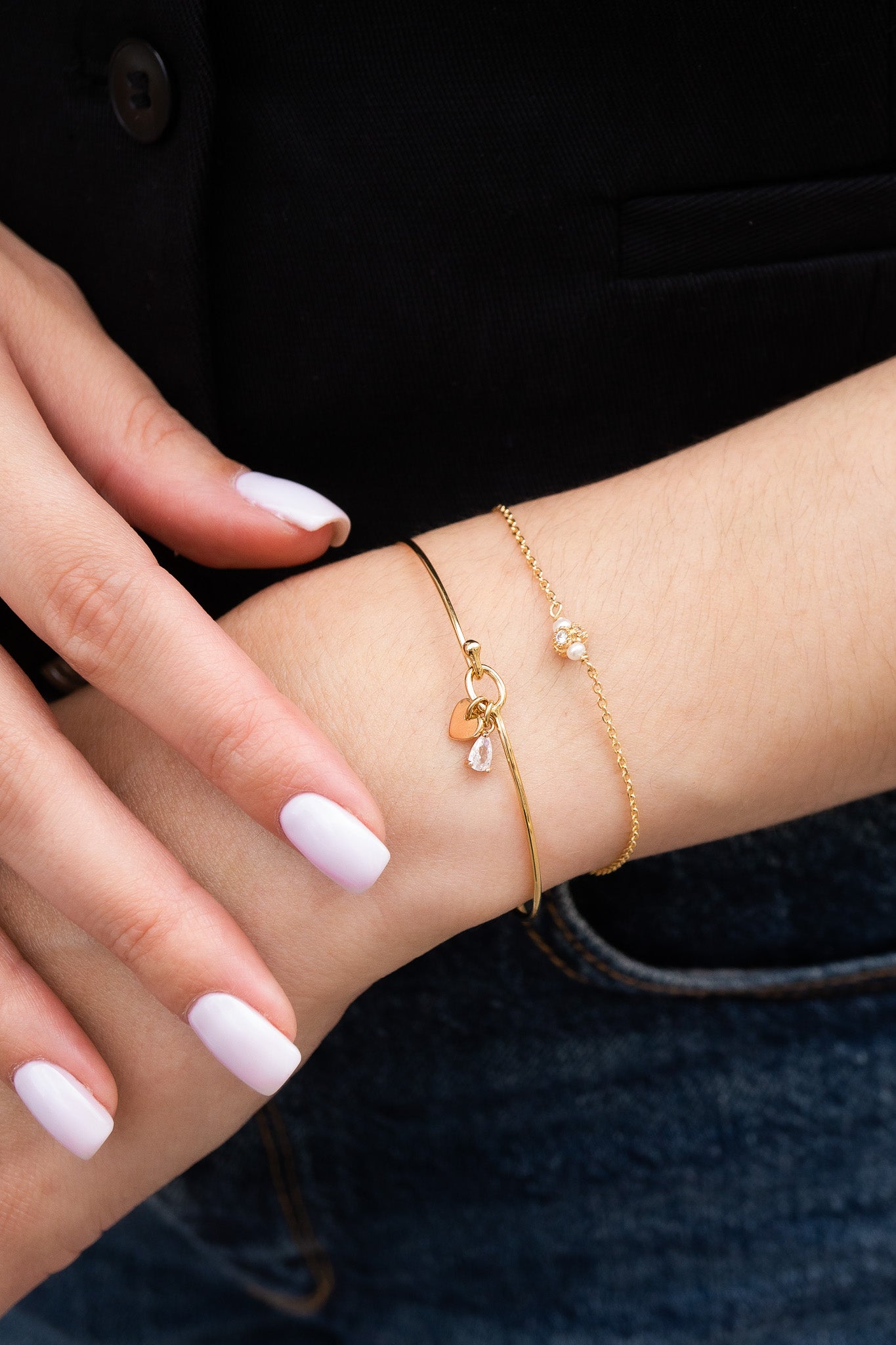 bracelet-mini-amulette-jonc-kleofina-plaque-or