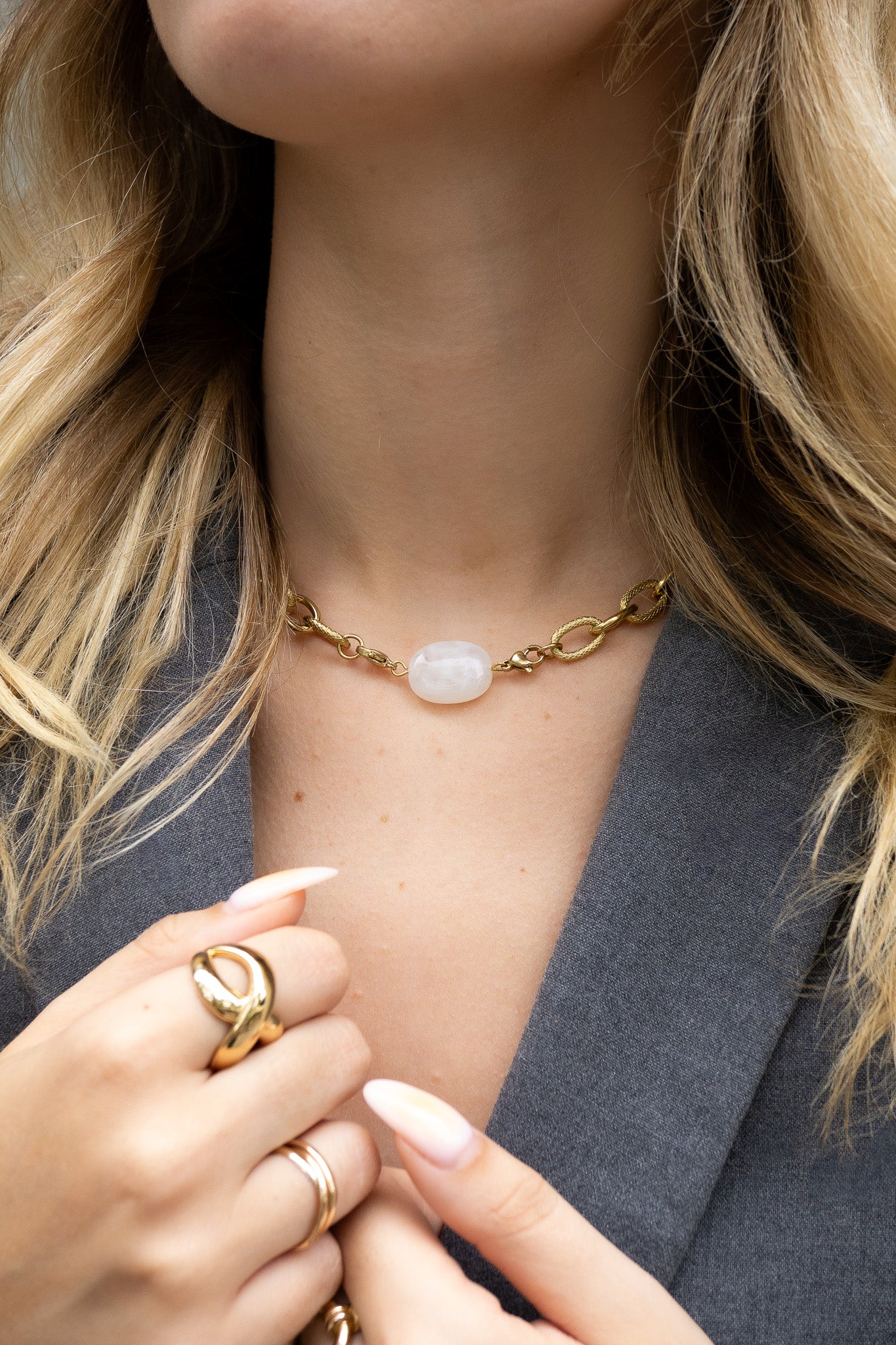 collier-eclat-pierre-blanc-marbé-acier-inoxydable