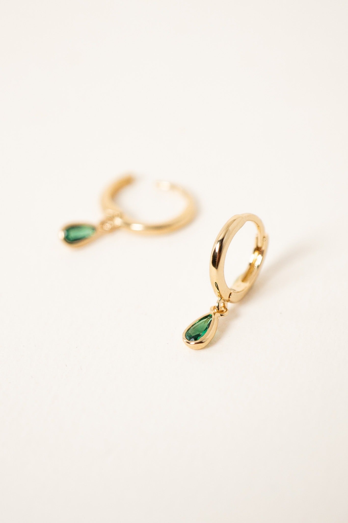 boucle-oreille-plaque-or-strass-vert-gota