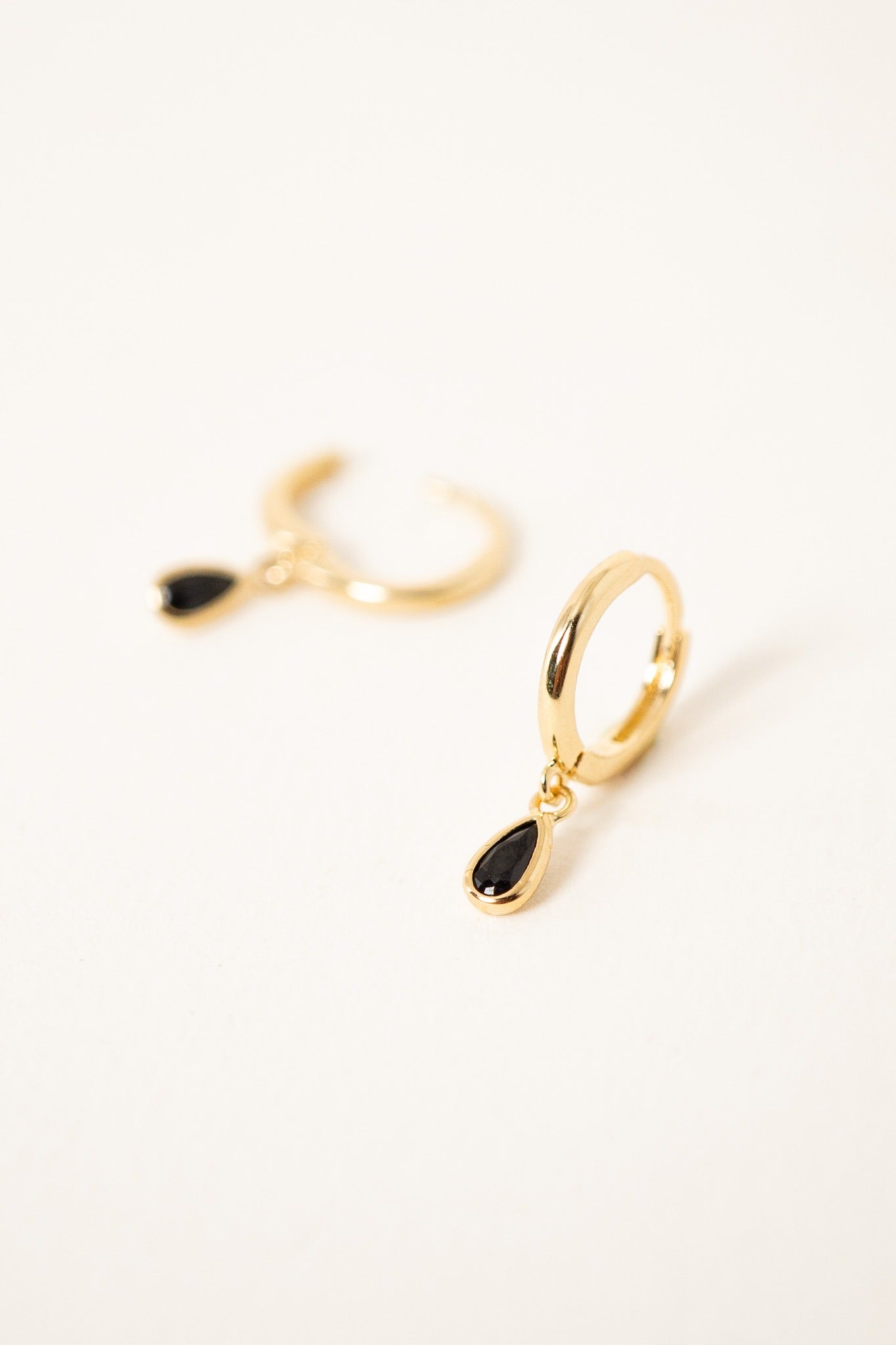 boucle-oreille-plaque-or-strass-noir-gota