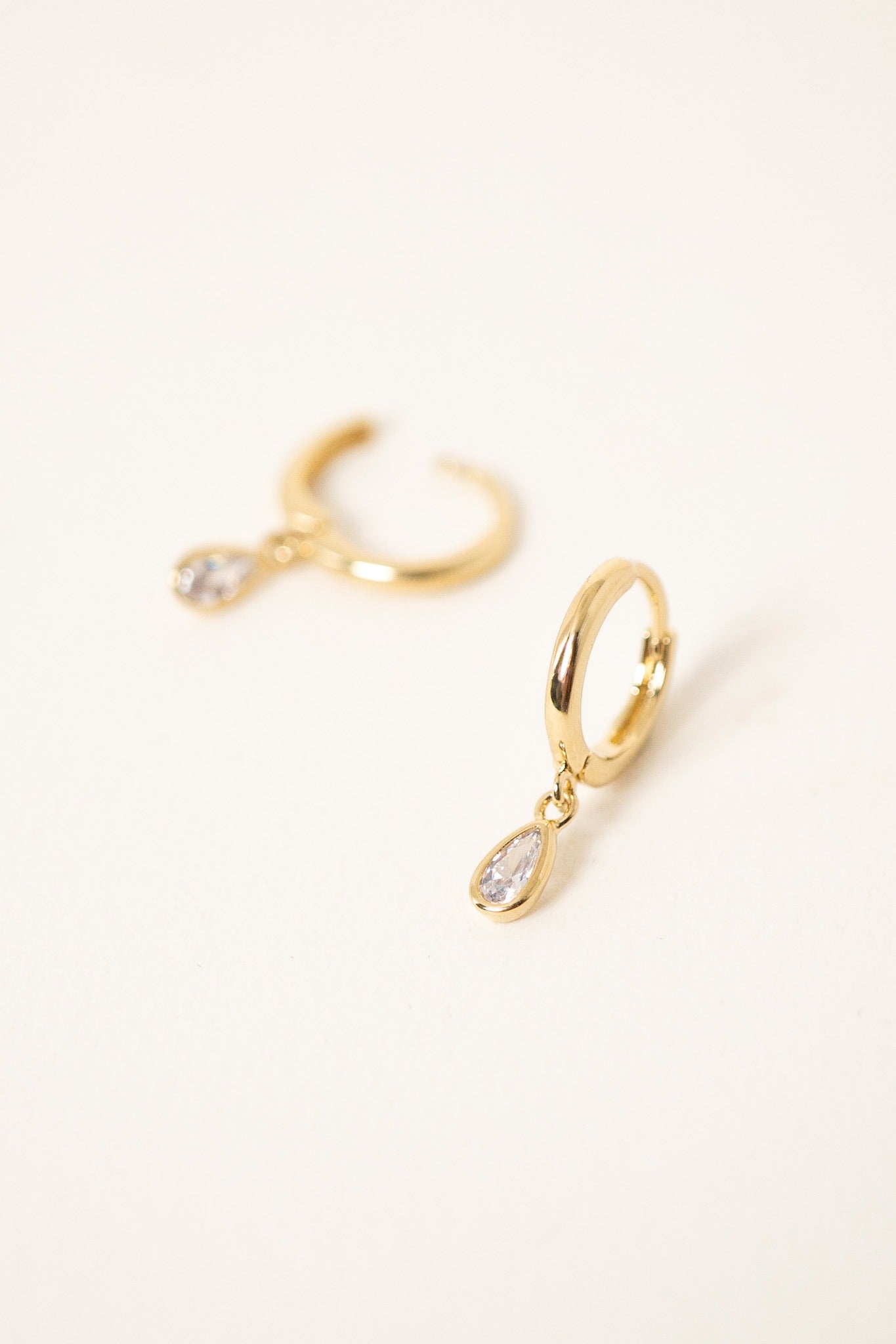 boucle-oreille-plaque-or-strass-blanc-gota