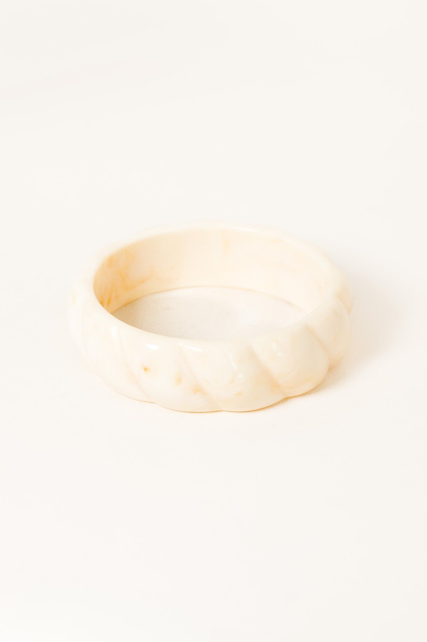 jonc-loop-xl-torsade-ivoire-resine