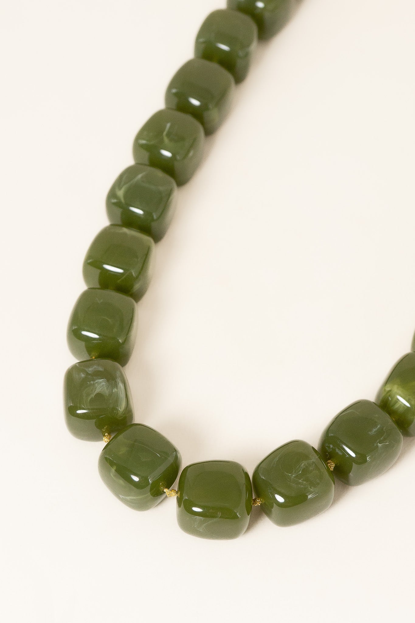 collier-bubble-carre-kaki-resine-acier-inoxydable