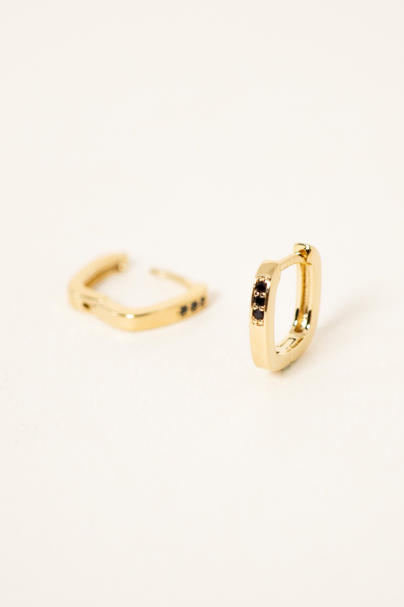 creole-dita-noir-plaque-or