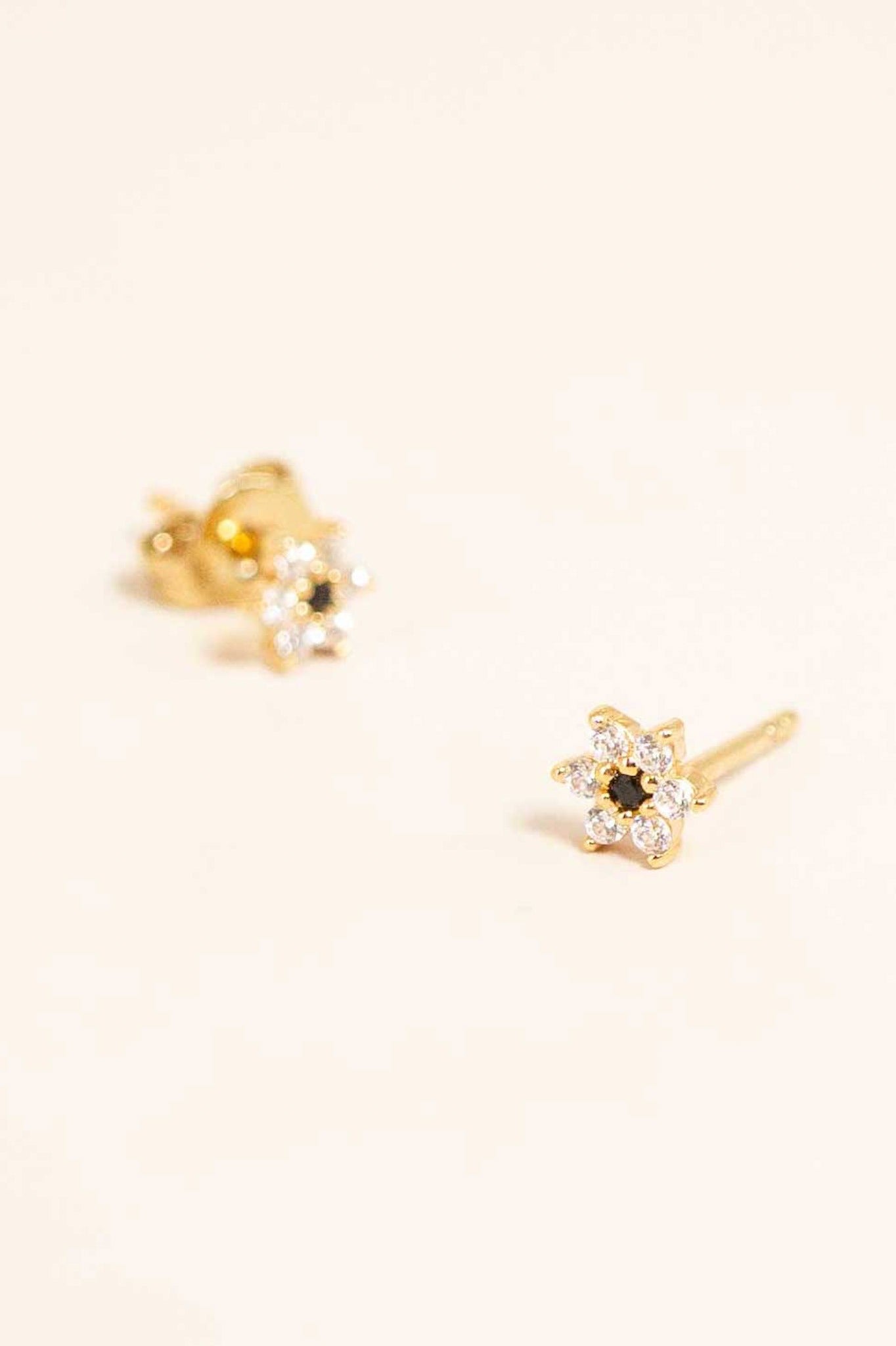 puce-june-noir-plaque-or