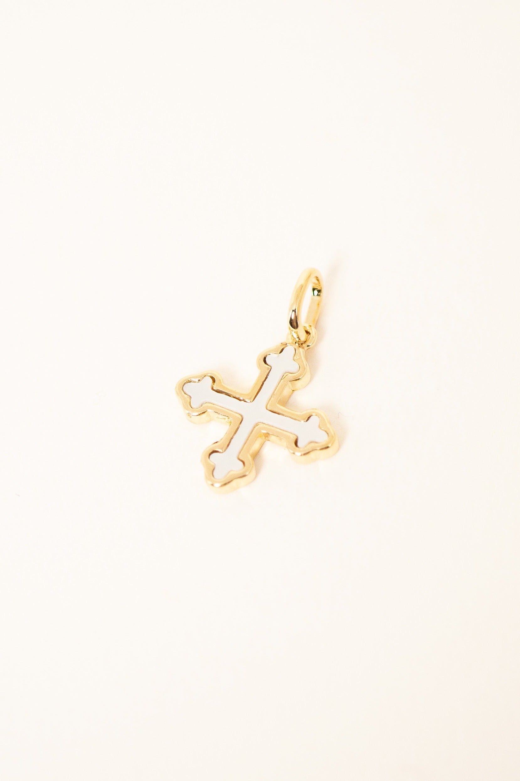 bijoux-pendentif-dore-plaque-or-croix-nacre-collier