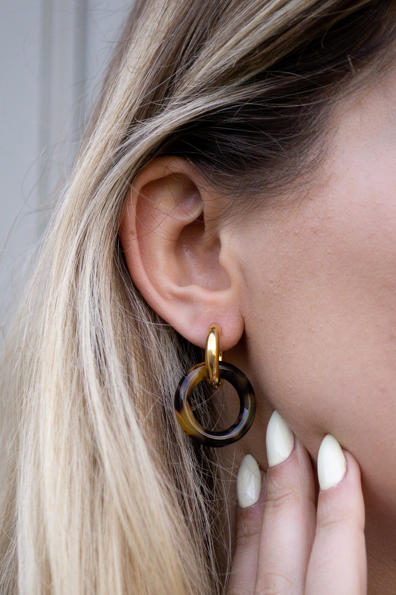 boucles-oreilles-lamya-ecaille-acier-inoxydable