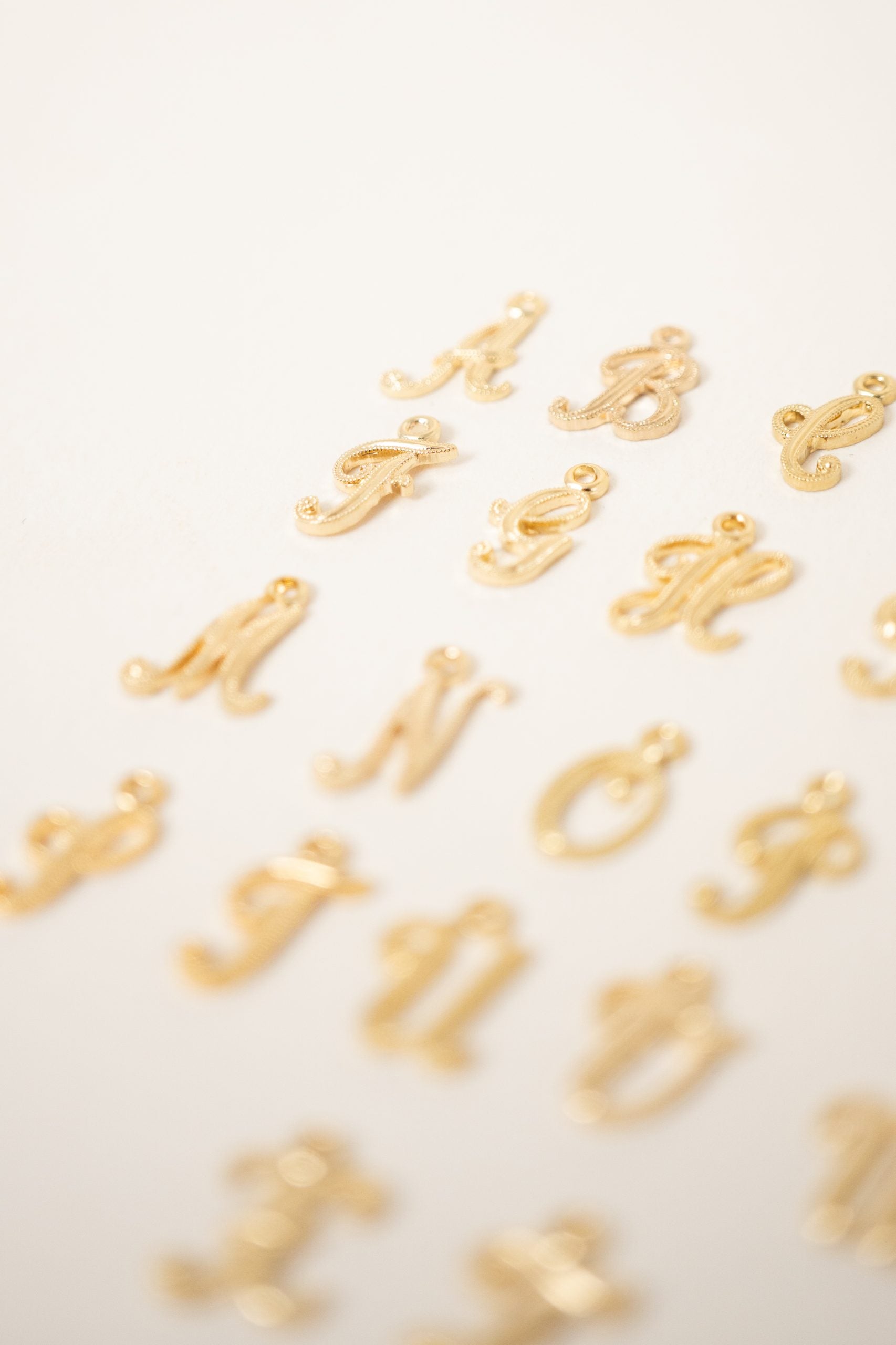 Pendentif mini alfa "Manuscrit"