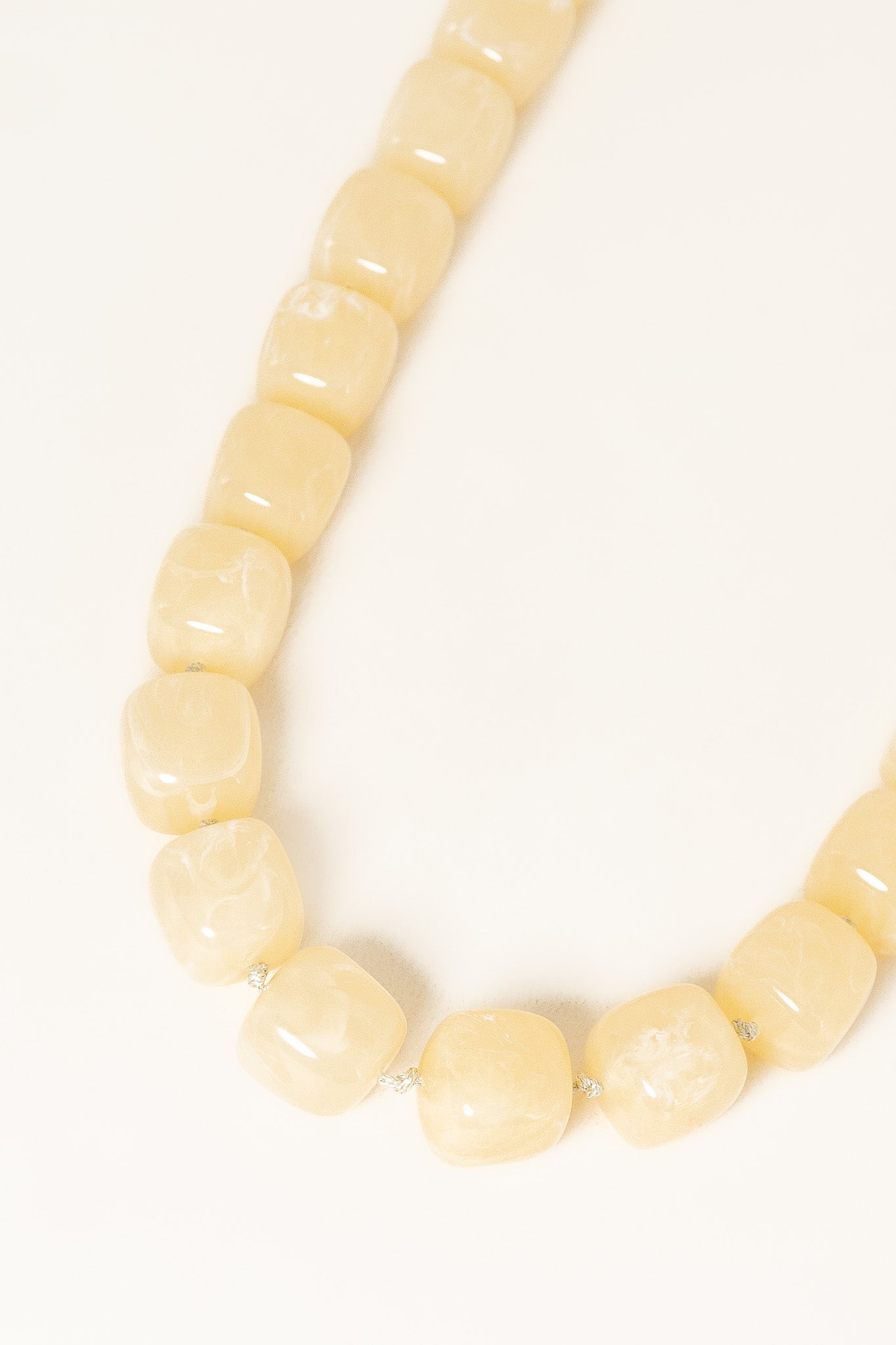 collier-bubble-carre-ivoire-resine-acier-inoxydable