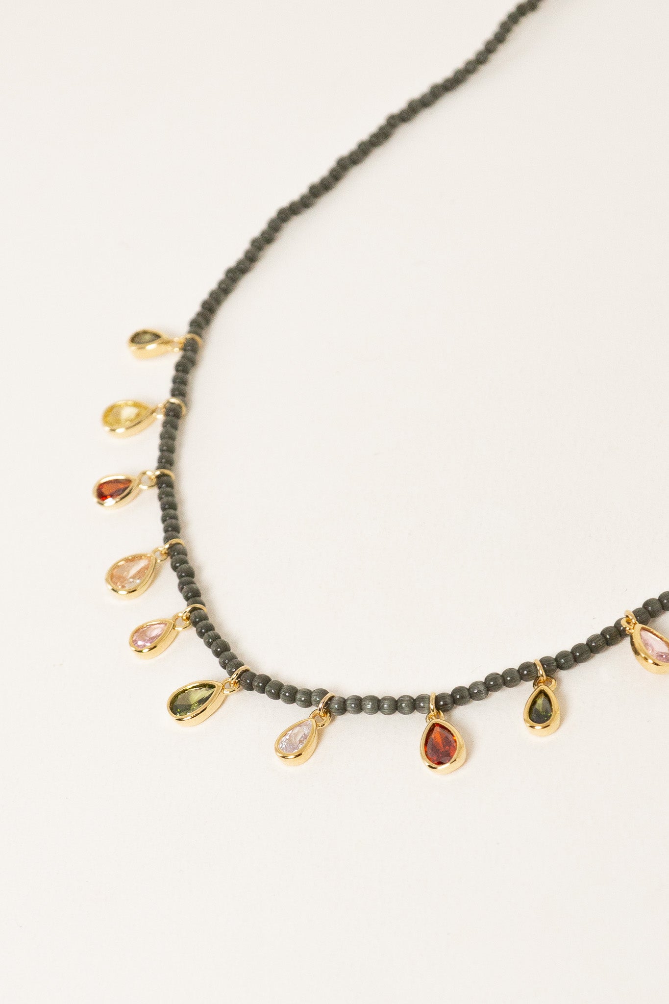 collier-barbade-gris-plaque-or