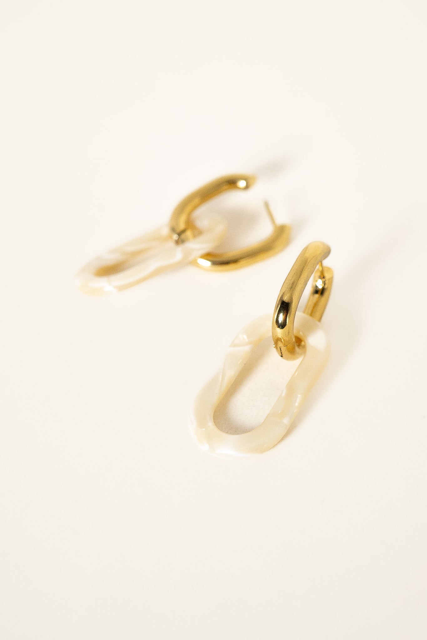 boucles-oreilles-manelle-beige-acier-inoxydable